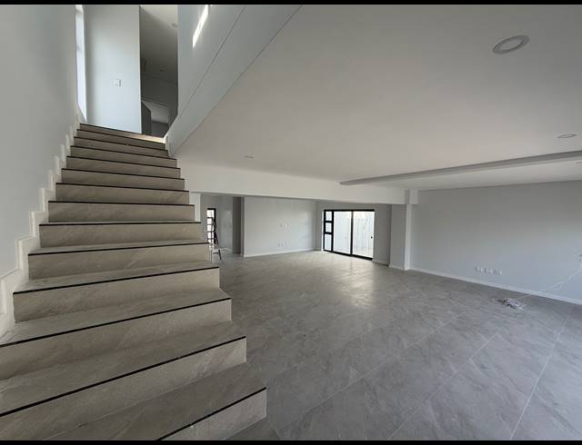 5 BEDROOM HOUSE FOR SALE IN SANDOWN